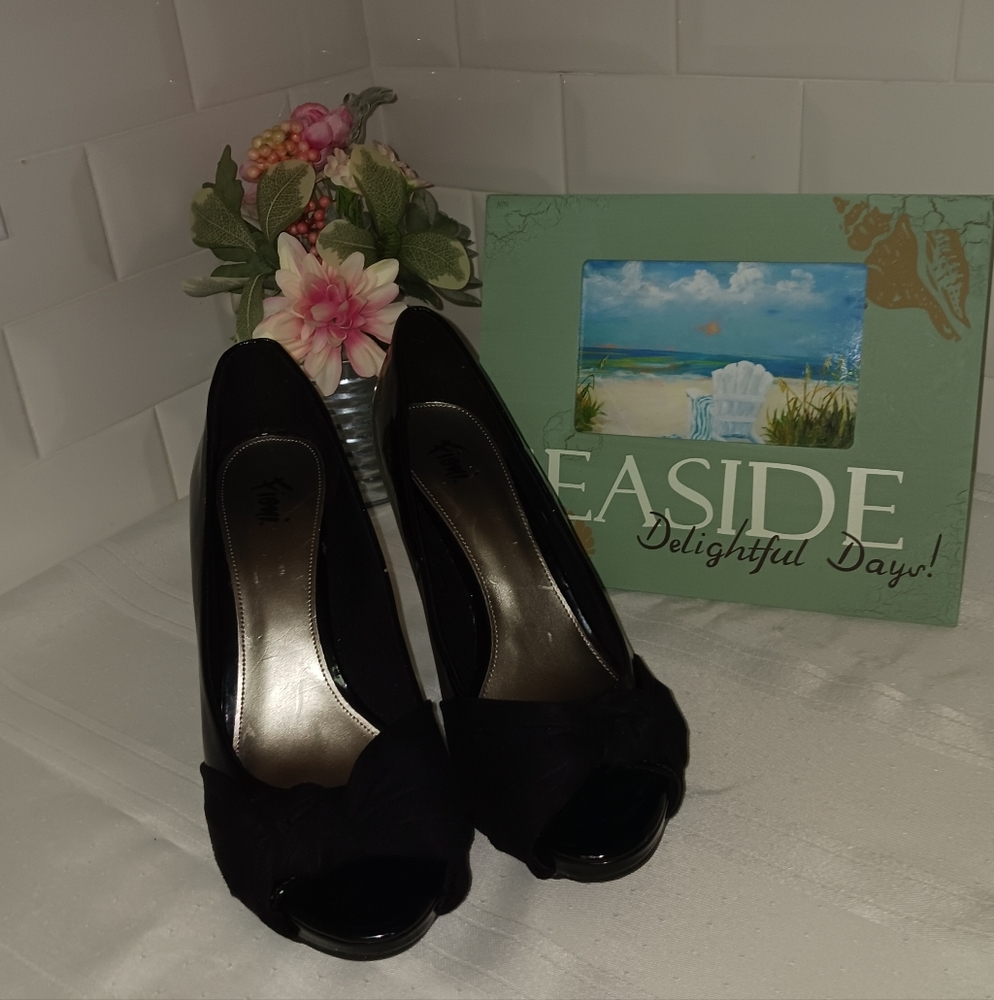 Fioni Black Patent Leather Peep Toe with Bow. Size 9W